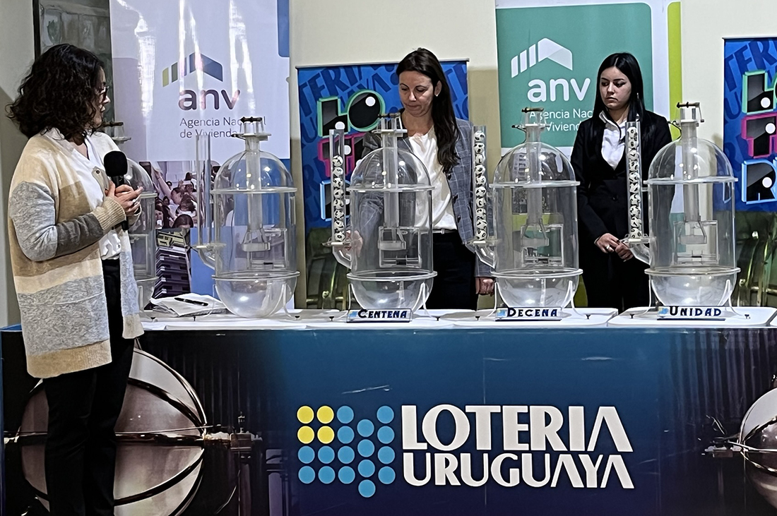 Personal de la ANV junto a bolilleros de Loterías y Quinielas