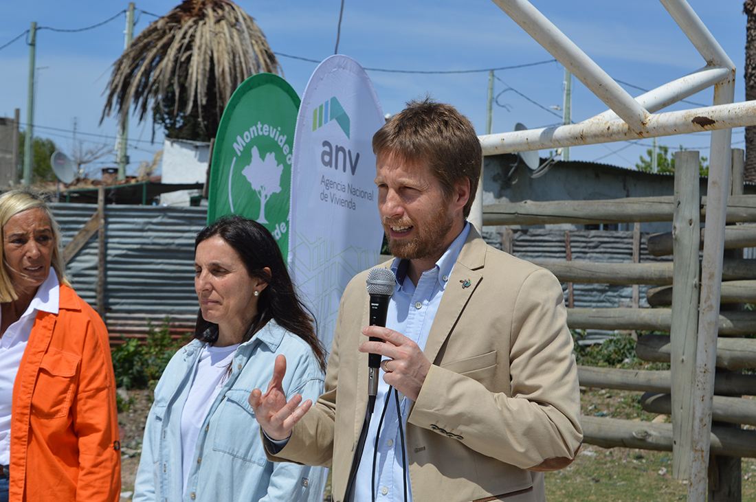 Presidente Klaus Mill hablando a los presentes