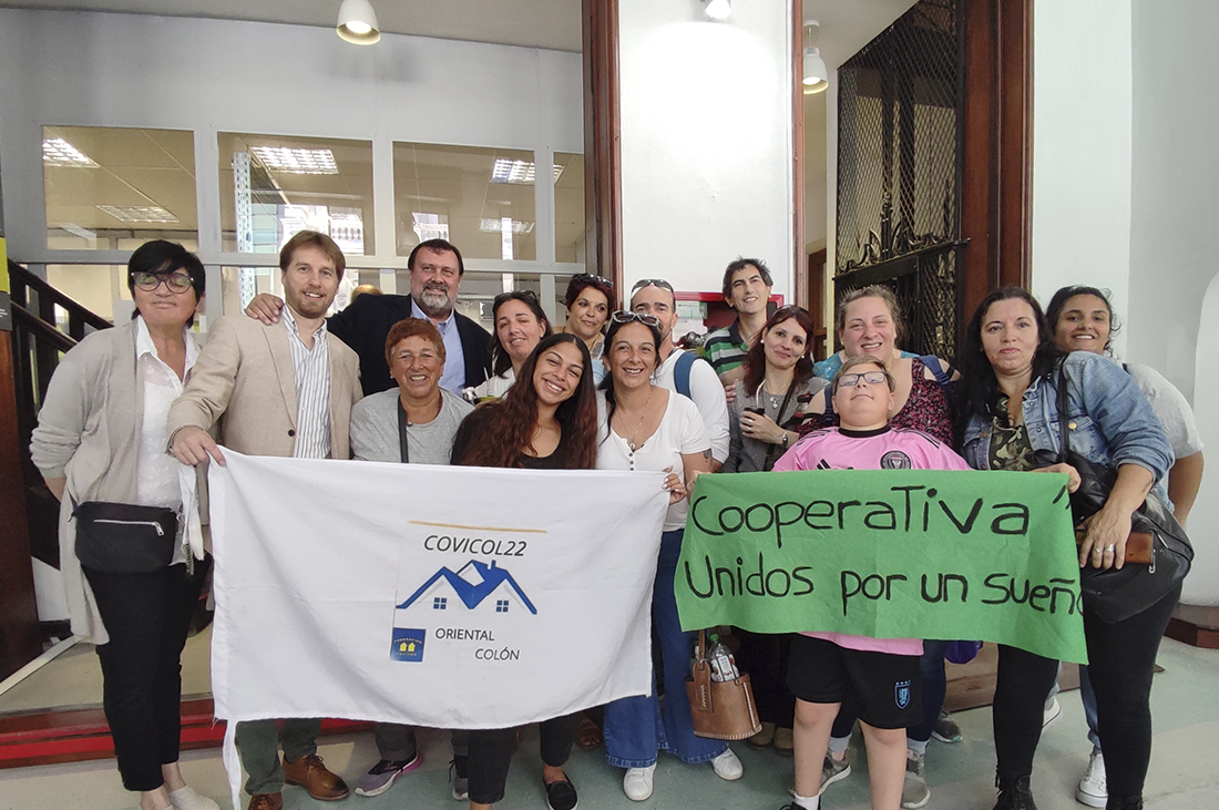 Presidente de la ANV con una de las cooperativas sorteadas