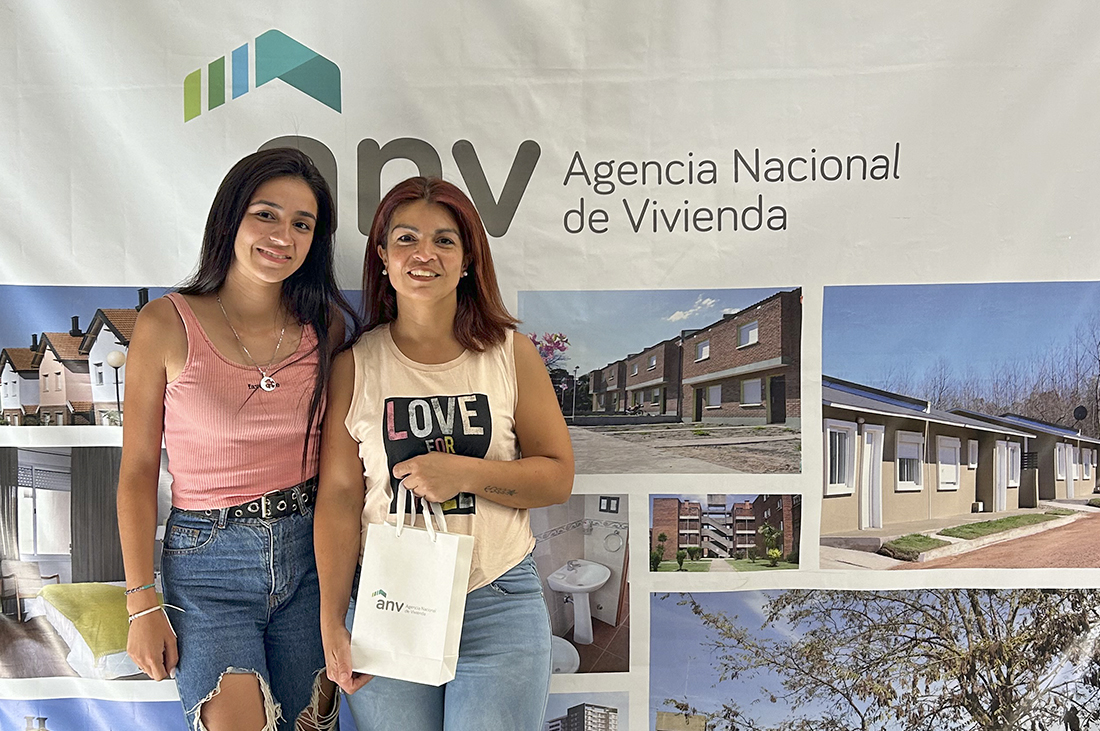 Adjudicatarios recibiendo las llaves de su vivienda