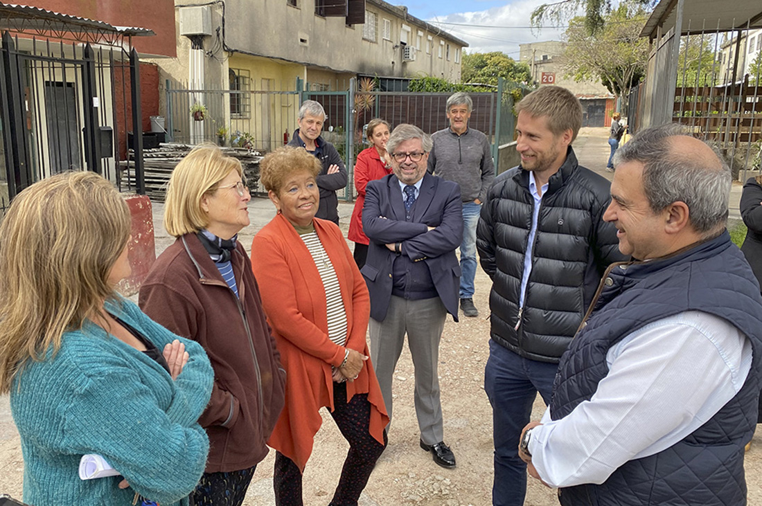 Autoridades, técnicos y vecinas viendo las obras