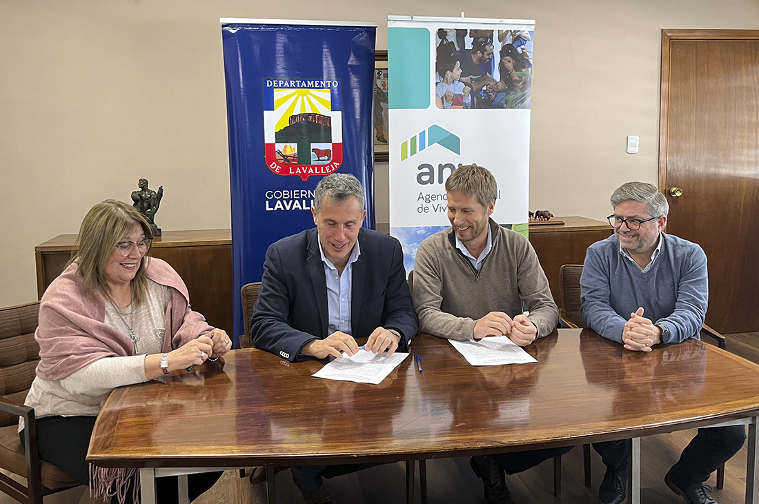 Autoridades de ANV y de Intendencia de Lavalleja firmando