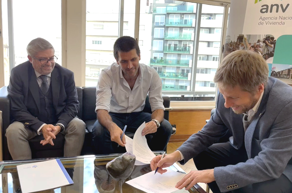 Autoridades de la ANV y el MIDES firmando comodato