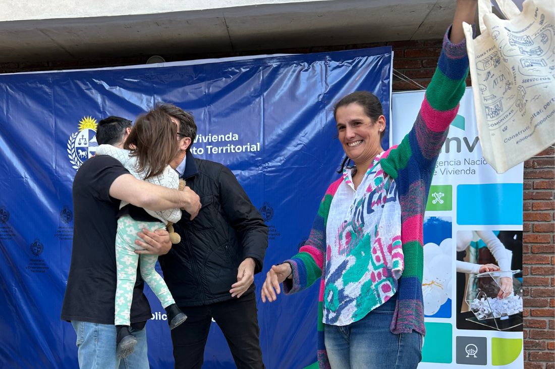 Beneficiaria festejando junto autoridad de la ANV