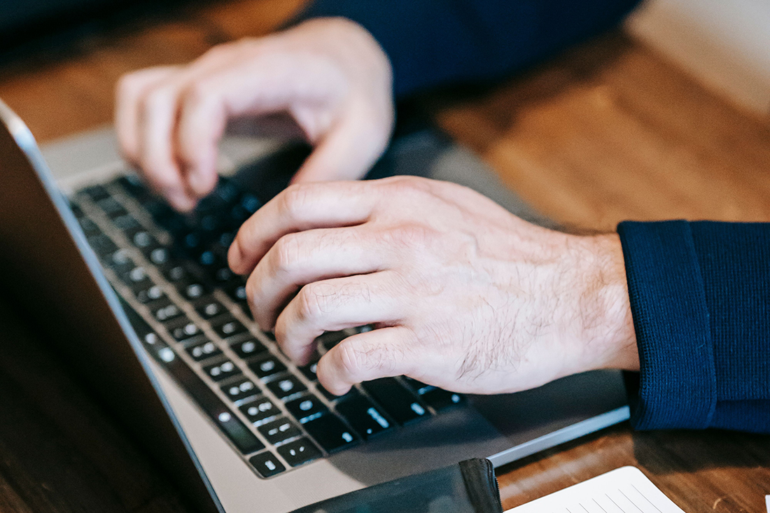 Manos sobre teclado de pc
