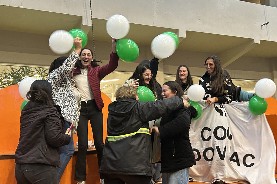 Cooperativa festejando adjudicación de préstamo