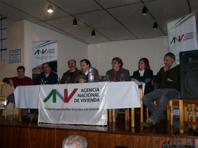 De izquierda a derecha: Carmelo Vidalín (diputado), Juan José Bruno (director ANV), Federico Irazábal (intendente de Durazno), Ec. Carlos Mendive (presidente ANV), A.S. Cristina Fynn (vicepresidenta ANV), Alessandra Sanabria (gerente ANV Durazno) y Martin Tierno (diputado).(Imagen tomada en la Sociedad Amigos de la Música)