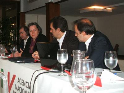 De izquierda a derecha, Sr. Juan Bruno (ANV), Arq. Graciela Muslera (MVOTMA), Miguel Asqueta (Intendente (i) de Colonia), Ec. Carlos Mendive (ANV)
