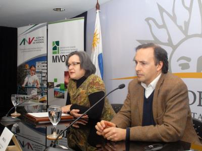 De izq. a derecha: Arq. Graciela Muslera (Ministra de Vivienda), Ec. Carlos Mendive (Presidente ANV)