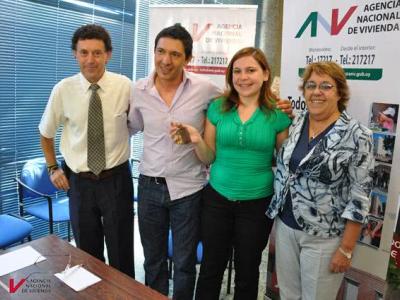 De izquierda a derecha: Alberto Aguiar (Gerente Suc. Canelones ANV), Fernando y Natalia, A.S. Cristina Fynn (Vicepresidenta ANV) Foto: Raúl Vernengo (Comunicación ANV)