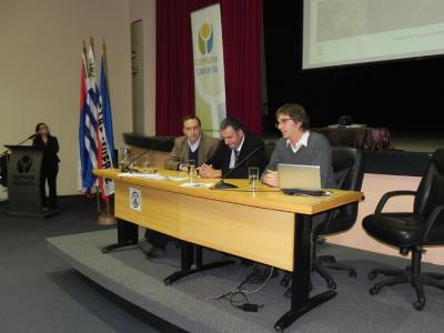 De izquierda a derecha: Ec. Carlos Mendive (Presidente ANV), Prof. Yamandú Orsi (Secretario General de la Intendencia de Canelones) y Arq. José Freitas (Director de Gestión Territorial, Acondicionamiento Urbano y Vivienda de la Comuna Canaria).