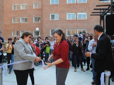 De izquierda a derecha: A.S. Cristina Fynn (Vicepresidenta de la ANV), Arq. Graciela Muslera (Ministra de Vivienda - MTOVMA)