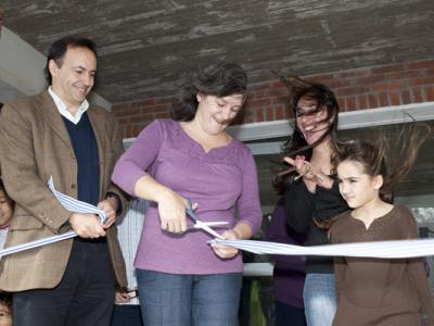 De izquierda a derecha: Ec. Carlos Mendive (presidente ANV), Arq. Graciela Muslera (Ministra de Vivienda) y familia recibiendo su vivienda.