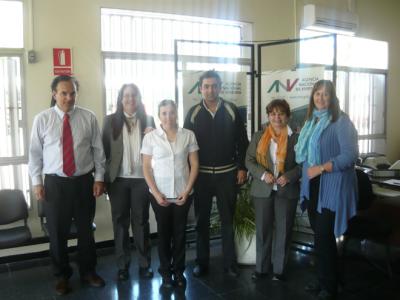 De izquierda a derecha: Sr. Carlos Roland (Coordinador de Sucursales), Rosa Pérez Acosta (Dpto. de Comercialización ANV), Sres. Mary García Cabrera y Mauro Clavero (favorecidos con el primer lugar), Sra. Graciela Foti (Dpto. de Comercialización ANV), Esc. Nelcy Grant.