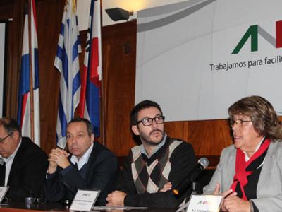 De izquierda a derecha: Arq. Gerardo Calvar (Gerente de División Mercado Inmobiliario ANV), Cr. Gustavo Marton (Gerente General ANV), Ec. Claudio Fernández Caetano (Vicepresidente ANV) y A.S. Cristina Fynn (Presidenta ANV).