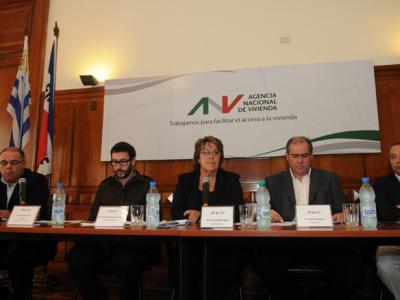 De izquierda a derecha: Arq. Gerardo Calvar (Gerente División Mercado Inmobiliario ANV), Ec. Claudio Fernández Caetano (Vicepresidente ANV), A.S. Cristina Fynn (Presidenta ANV), Juan José Bruno (Director ANV) y Cr. Gustavo Marton (Gerente General ANV).