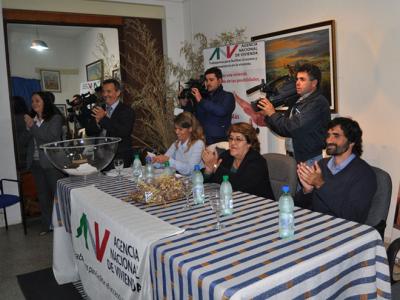 De izquierda a derecha: Mabel Rivero (Dpto. Comercialización), Jorge Queiroz (Gerente División Sucursales ANV), Esc. Natalia Dearmas, A. S. Cristina Fynn (Presidenta ANV) y Arq. Pablo Guarino (Coordinador Regional Este del MVOTMA).