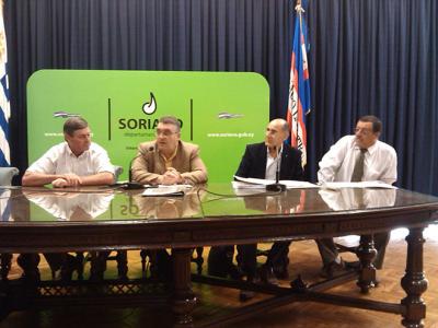 De izquierda a derecha: Guillermo Besozzi (Intendente Soriano), Arq. Walter Stolarsky (Director ANV), Sergio Coore (Asesor del Director ANV) y Oscar Badaracco (Gerente Sucursal ANV Mercedes).