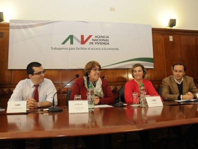 De izquierda a derecha: Ec. Andrés Blanco Blanco (BID), A.S. Cristina Fynn (Presidenta ANV), Ec. Verónica Adler (Moderadora del BID) y Ec. Carlos Mendive (Prof. de Economía Urbana UDELAR).