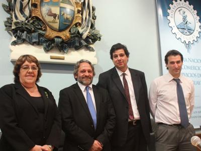 De izquierda a derecha: A.S. Cristina Fynn (Presidenta ANV), Arq. Francisco Beltrame (Ministro de Vivienda), Gabriel Conde (Presidente CIU) y Ec. Nicolás Ponce de León (Gerente División Mercado Financiero ANV).