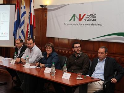 De izquierda a derecha: Arq. Gerardo Calvar (Gerente de División Mercado Inmobiliario ANV), Gabriel Otero (Alcalde del Municipio A), A.S. Cristina Fynn (Presidenta ANV), Ec. Claudio Fernández Caetano (Vicepresidente ANV) y Cr. Gustavo Marton (Gerente General ANV).
