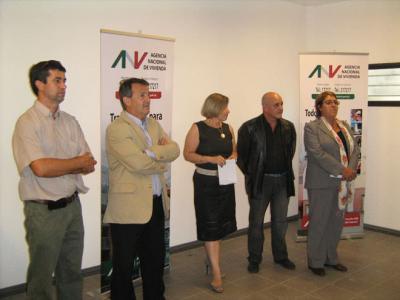 De izquierda a derecha: Arq. Gustavo Muslera (Regional Norte ANV), Jorge Queiroz (Gerente de Sucursales ANV), María Isabel González (Gerente de Sucursal Rivera BHU), Ing. Agr. Roberto Bettini (Coordinador Regional MVTOMA), A.S. Cristina Fynn (Vicepresidenta ANV).