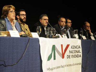De izquierda a derecha: A.S. Cristina Fynn (Presidenta ANV), Ec. Claudio Fernández Caetano (Vicepresidente ANV), Arq. Walter Stolarsky (Director ANV), Cr. Gustavo Marton (Gerente General ANV), Ec. Daniel Nión (Gerente de Área Financiamiento y Arq. Gerardo Calvar (Gerente de División Mercado Inmobiliario).