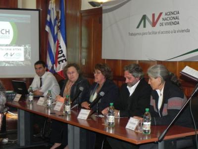 De izquierda a derecha: Ec. Nicolás Ponce de León (Gerente División Mercado Financiero ANV), Dra. Adriana Rodríguez (Presidenta CND), A.S. Cristina Fynn (Presidenta ANV), Arq. Francisco Beltrame (Ministro de Vivienda) y A.S. Lucía Etcheverry (Directora DINAVI).