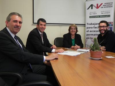 De izquierda a derecha: Cr. Alberto Waizman (Subgerente General Discount Bank), Cr. Mauricio Pelta (Director & CEO Discount Bank), A.S. Cristina Fynn (Presidenta ANV), Ec. Claudio Fernández Caetano (Vicepresidente ANV)