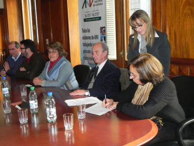 De izquierda a derecha: Sr. Juan Bruno (Director ANV), Ec. Claudio Fernández Caetano (Vicepresidente ANV), A. S. Cristina Fynn (Presidenta ANV), Ing. Agr. Eduardo Pietra (Presidente FUNDASOL), Esc. Miriam Justitz (División Notarial ANV) y la Sra. Judith Gómez (Secretaria de FUNDASOL).