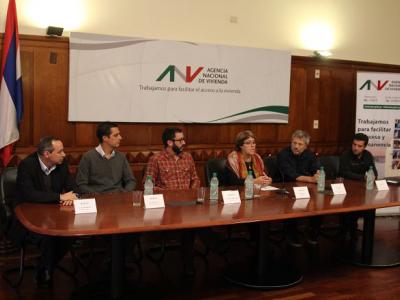 De izquierda a derecha: Cr. Gustavo Marton (Gerente General ANV), Arq. Pablo Pelufo (Departamento de Comcercialización ANV), Ec. Claudio Fernández Caetano (Vicepresidente ANV), A.S. Cristina Fynn (Presidenta ANV), Jorge González (Presidente de la Cooperativa de Trabajadores Cerámicos de Empalme Olmos) y Andrés Soca (Secretario de la Cooperativa).