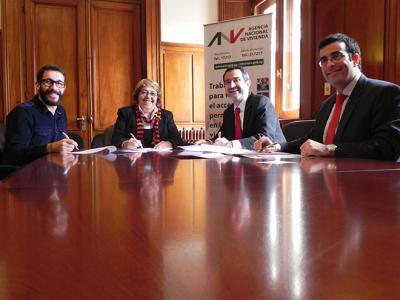 De izquierda a derecha: Ec. Claudio Fernández Caetano (Vicepresidente ANV), A.S. Cristina Fynn (Presidenta ANV), Ing. Juan Carlos Chomalí (Gerente General Santander) y Lic. Ignacio Inthamoussu (Gerente de Segmentos, Productos y Clientes Santander).