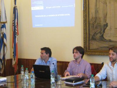 De izquierda a derecha: Ec. Nicolás Ponce de León (Gerente de División Mercado Financiero), Cr. Martín Melendez (Oficina del Inversor ANV) y el Dr. Marcos Pérez (Director de Urbanismo y Vivienda de Florida).