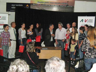 Autoridades de la ANV, junto a adjudicatarios de las viviendas.