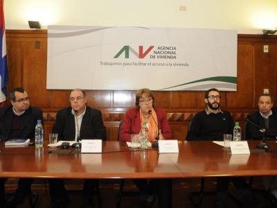 De izquierda a derecha: Ec. Daniel Nion (Gerente de Área Financiamiento y Mercado Inmobiliario), Arq. Gerardo Calvar (Gerente de División Mercado Inmobiliario ANV), A.S. Cristina Fynn (Presidenta ANV), Ec. Claudio Fernández Caetano (Vicepresidente ANV) y Cr. Gustavo Marton (Gerente General ANV).