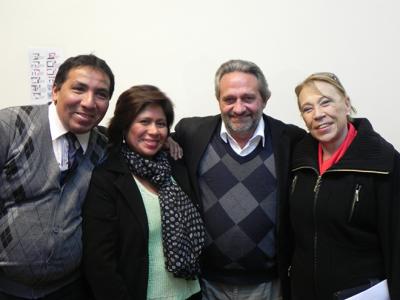 De izquierda a derecha: Victor Becerra y Liliana Monja (familia beneficiaria), Arq. Francisco Beltrame (Presidente ANV) y Dra. María Elena Martínez (Prosecretaria Comisión Administrativa del Poder Legislativo).