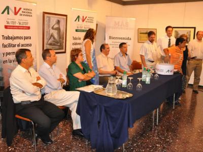 De izquierda a derecha: Jorge Queiroz (Gerente Sucursales ANV), Cr. Gustavo Marton (Gerente General ANV), A.S. Cristina Fynn (Vicepresidenta ANV), Adriana Peña (Intendenta Lavalleja), José Bruno (Director ANV), Mario García (Diputado), Pablo Mazzoni (Diputado), funcionarios ANV y un niño que colaboró en el sorteo. Foto: Raúl Vernengo (Comunicación ANV)