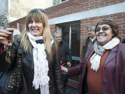 La Presidenta de la ANV A. S. Cristina Fynn junto a una adjudicataria de una de las viviendas.