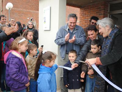 La Directora Nacional de Vivienda A.S. Lucía Etcheverry cortando la cinta inaugural.
