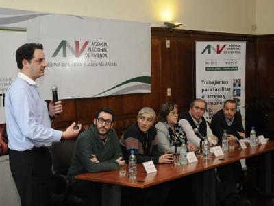 De izquierda a derecha: Lic. Diego Piñeiro (Asesor Depto Comunicación), Ec. Claudio Fernández Caetano (Vicepresidente ANV), A. S. Lucía Etcheverry (Directora Nacional de Vivienda), A. S. Cristina Fynn (Presidenta ANV), Juan José Bruno (Director ANV) y Cr. Gustavo Marton (Gerente General).