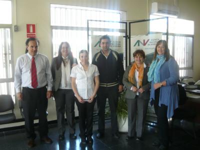 De izquierda a derecha: Sr. Carlos Roland (Coordinador de Sucursales), Rosa Pérez Acosta (Dpto. de Comercialización ANV), Sres. Mary García Cabrera y Mauro Clavero (favorecidos con el primer lugar), Sra. Graciela Foti (Dpto. de Comercialización ANV), Esc. Nelcy Grant.