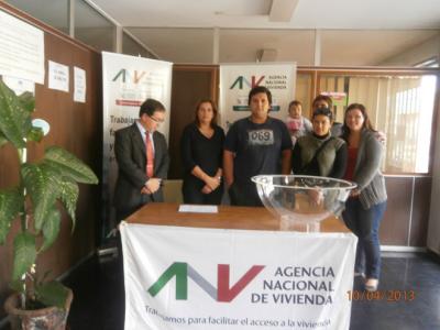 De izquierda a derecha: Sr. Ramón Barrero (Gerente de Sucursal ANV Paso de los Toros) y Esc. Clara Viñoly con adjudicatarios de las categorías 1, 3 y 4 dormitorios.
