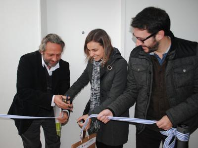 De izquierda a derecha: Arq. Francisco Beltrame (Ministro de Vivienda), Beneficiaria, Ec. Claudio Fernández Caetano (Vicepresidente ANV).
