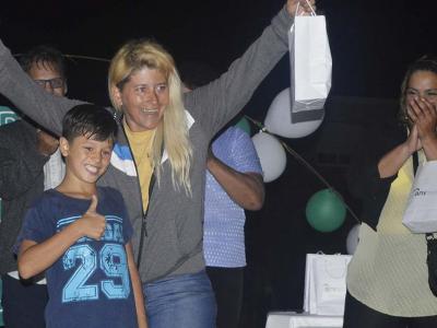 Familia recibiendo sus llaves