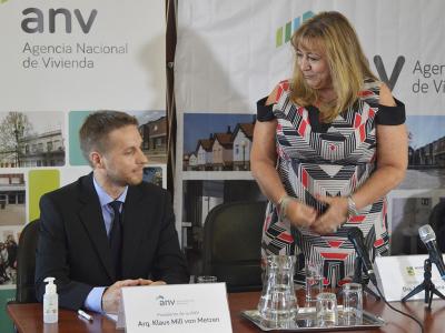 Presidente Klaus Mill y ministra Irene Moreira