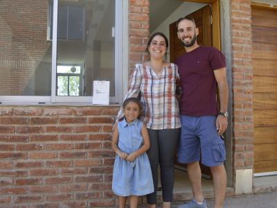 Noelia, Giancarlo y Bianca en su nueva casa.