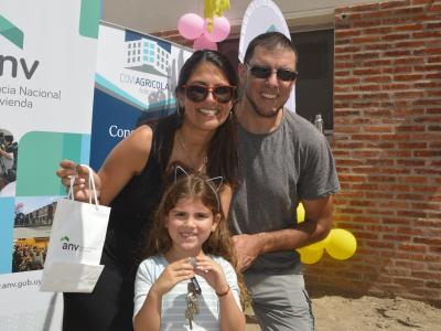 Familia cooperativista recibe sus llaves