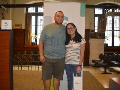 Cintia y Germán recibiendo las llaves de su vivienda