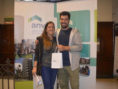 Laura y Javier recibiendo las llaves de su vivienda.