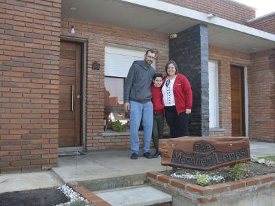 Juan Pablo, Verónica y Lucas en su nueva vivienda